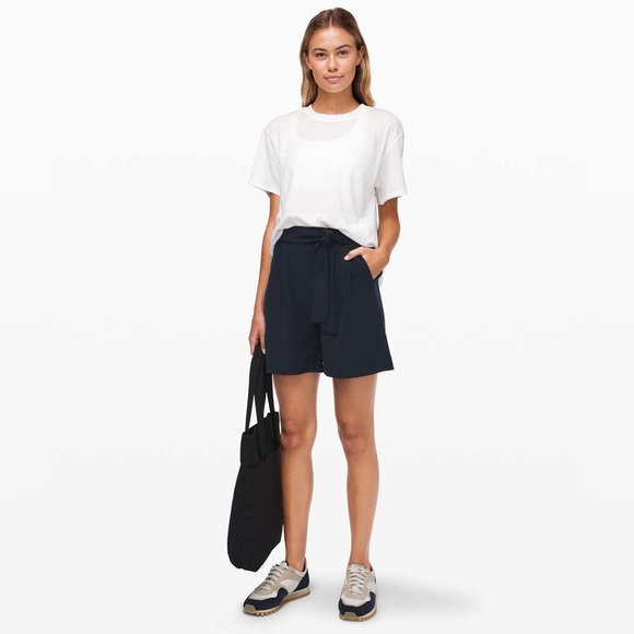NWT Lululemon Athletica Black Noir Shorts 5.5 Sz 0